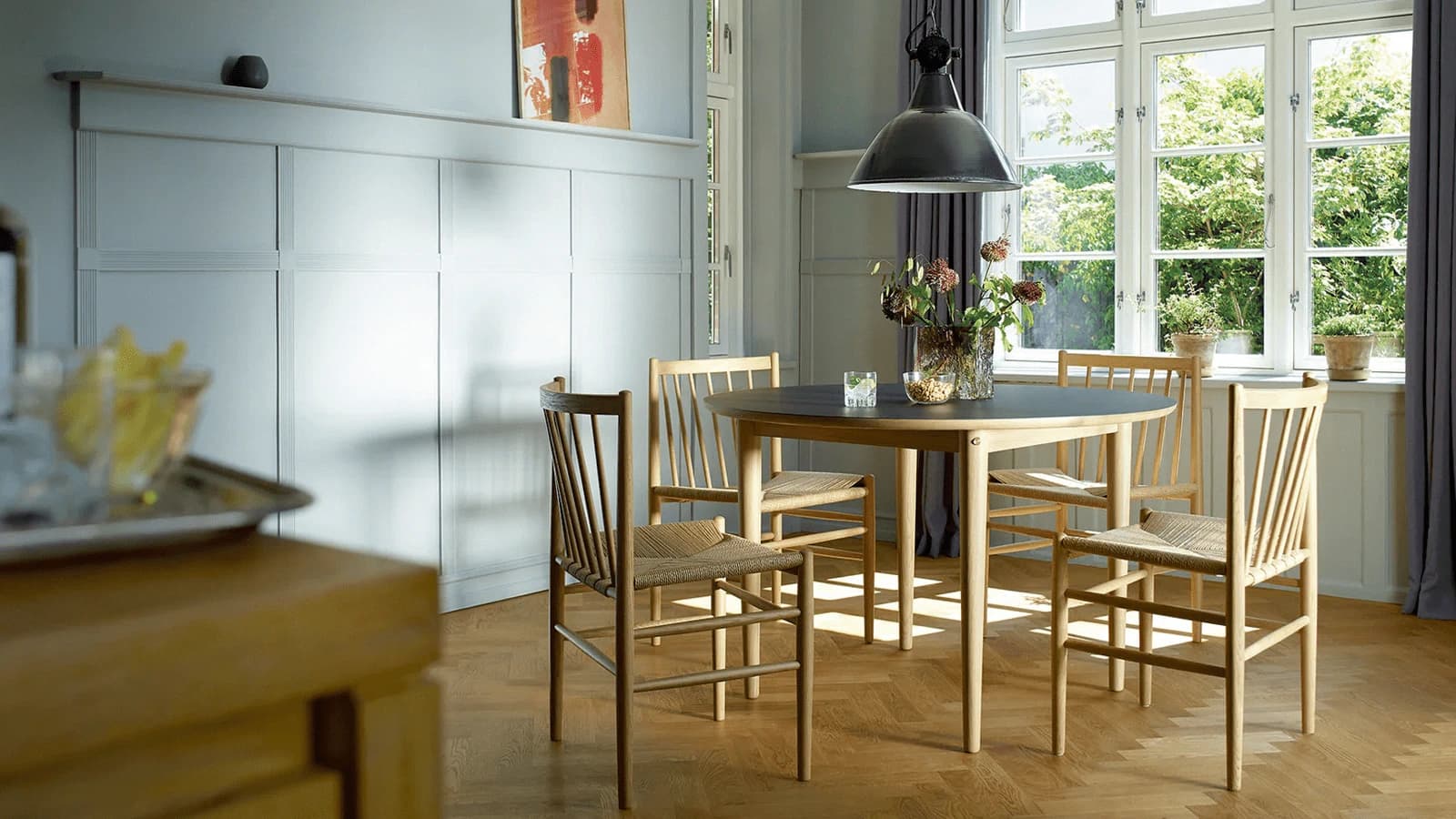 spisestue med spisestole og spisebord